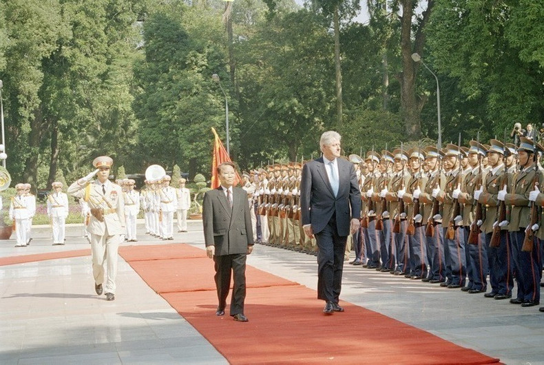 El presidente Tran Duc Luong encabeza la ceremonia de bienvenida a su homólogo estadounidense, Bill Clinton, durante la visita oficial del último a Vietnam del 16 al 19 de noviembre de 2000. (Foto: VNA)