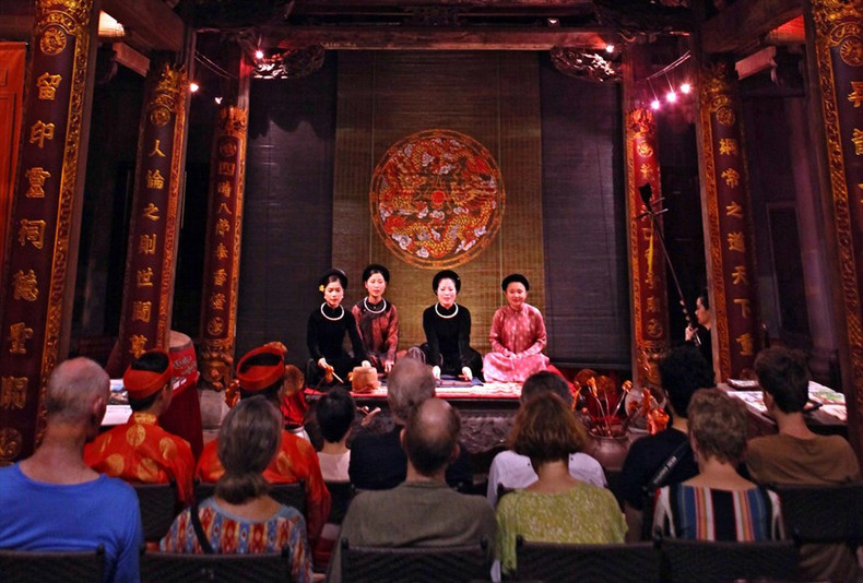 Una actuación del Ca tru en el templo Quan De, en Hanoi (Fuente:VNA) Una actuación del Ca tru en el templo Quan De, en Hanoi (Fuente:VNA)