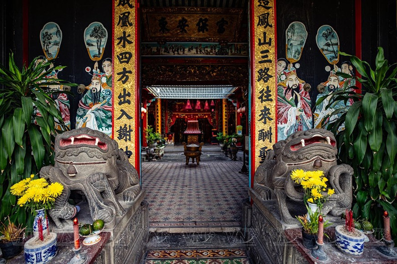 A ambos lados de la entrada principal se sitúan dos grandes unicornios de piedra verde, a la izquierda y a la derecha divisamos dibujos de dos dioses (el Bien y el Mal) haciendo guardia en la puerta. (Foto: VNA)
