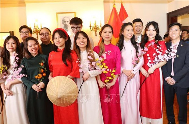 Estudiantes vietnamitas en Ottawa se visten con el Ao Dai. (Foto: VNA)