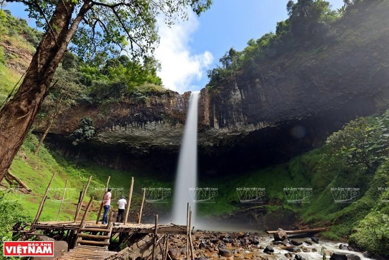 Desde lejos, la cascada se asemeja a la imagen de una cinta de seda blanca que se estira a lo largo de los escarpados acantilados. (Fotografía: VNA) Desde lejos, la cascada se asemeja a la imagen de una cinta de seda blanca que se estira a lo largo de los escarpados acantilados. (Fotografía: VNA)
