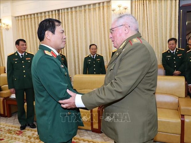 El teniente general Nguyen Tan Cuong (izquieda), jefe del Estado Mayor General del Ejército Popular y viceministro de Defensa de Vietnam, saluda al jefe castrense cubano. (Foto: VNA) El teniente general Nguyen Tan Cuong (izquieda), jefe del Estado Mayor General del Ejército Popular y viceministro de Defensa de Vietnam, saluda al jefe castrense cubano. (Foto: VNA)