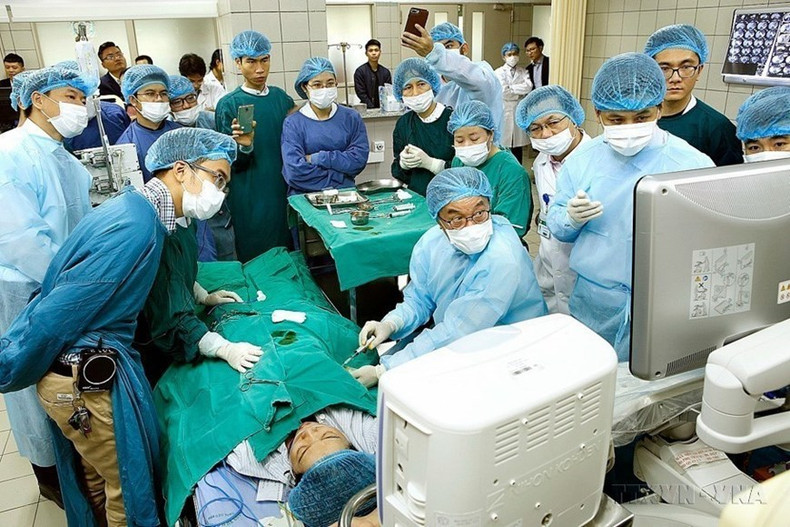 Un experto japonés transfiere la técnica de ultrasonido intervencionista: ablación de alta frecuencia del cáncer de hígado con aguja de haz Leveen a los médicos del Hospital Bach Mai (2018). (Fuente: VNA) Un experto japonés transfiere la técnica de ultrasonido intervencionista: ablación de alta frecuencia del cáncer de hígado con aguja de haz Leveen a los médicos del Hospital Bach Mai (2018). (Fuente: VNA)