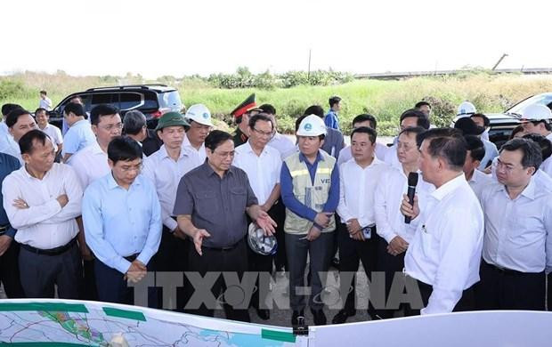 Primer ministro examina proyectos de infraestructura en Ciudad Ho Chi Minh (Fotografía: VNA)