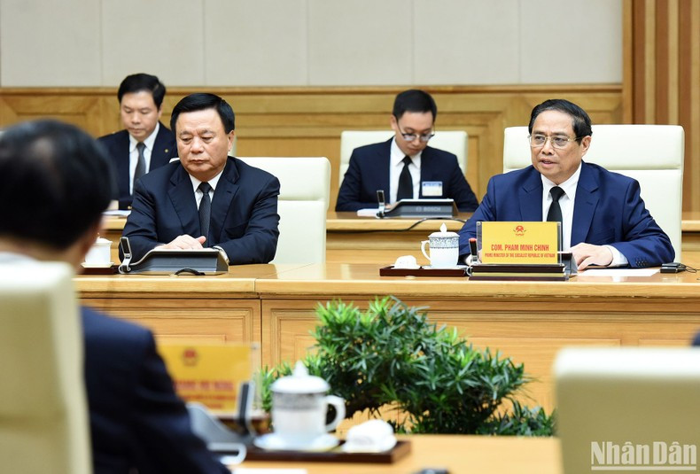 El primer ministro Pham Minh Chinh habla en el encuentro.