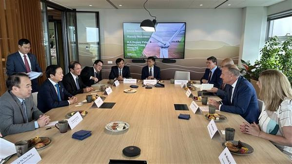 El vicepremier Tran Hong Ha sostuvo conversaciones en el Fondo de Inversión International. (Foto: VNA)