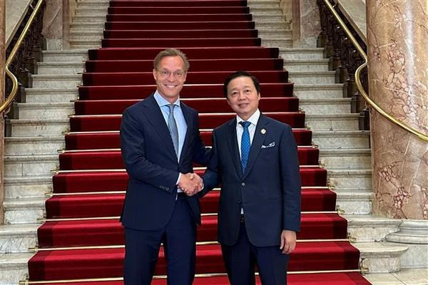 El vicepremier Tran Hong Ha y el príncipe de los Países Bajos, Jaime de Borbón de Parma. (Foto: VNA)