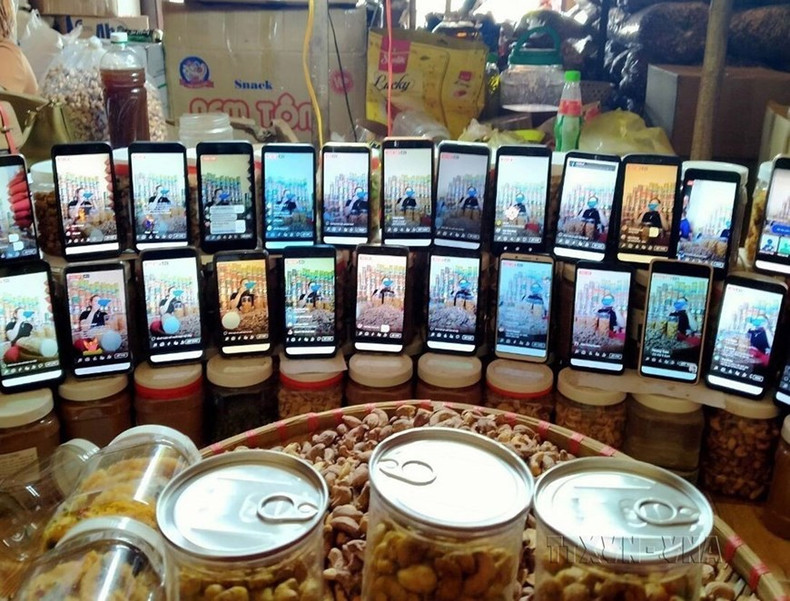 El grupo de mujeres de la comuna de Duong 10, la única remota y extremadamente difícil del distrito de Bu Dang (Binh Phuoc), ha tomado la iniciativa de utilizar Internet para introducir especialidades agrícolas locales en todas partes del país. (Foto: VNA) El grupo de mujeres de la comuna de Duong 10, la única remota y extremadamente difícil del distrito de Bu Dang (Binh Phuoc), ha tomado la iniciativa de utilizar Internet para introducir especialidades agrícolas locales en todas partes del país. (Foto: VNA)