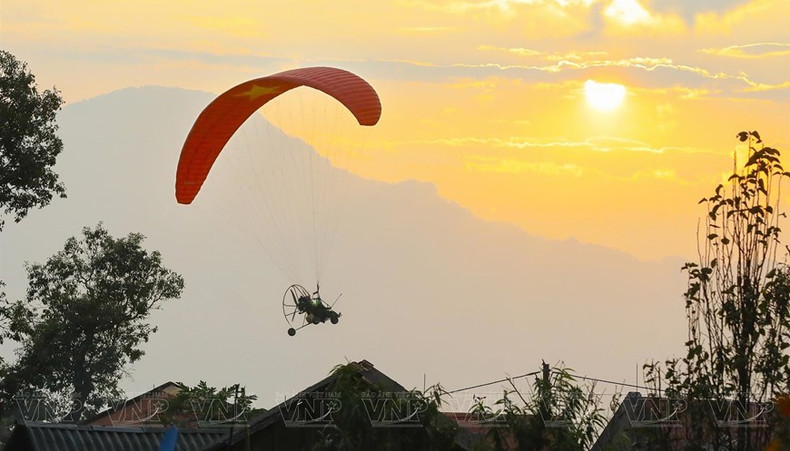 Los visitantes tienen la oportunidad de vivir momentos únicos de aventura en el cielo al participar en el servicio de vuelo de experiencia. (Foto: Revista Vietnam)