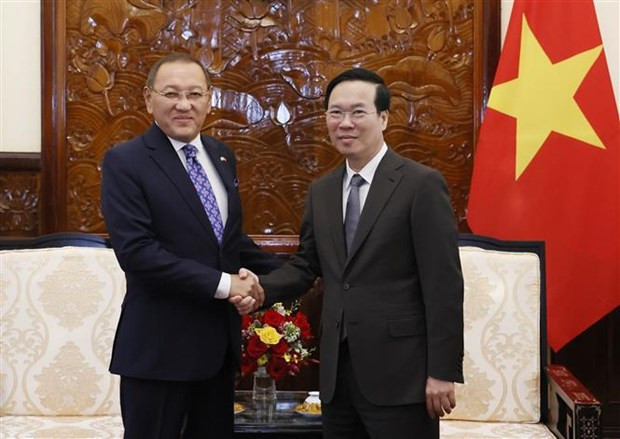 El presidente de Vietnam, Vo Van Thuong, recibe a Kazakhstan Yerlan Baizhanov, embajador de Kazajstán en Hanói. (Foto: VNA) El presidente de Vietnam, Vo Van Thuong, recibe a Kazakhstan Yerlan Baizhanov, embajador de Kazajstán en Hanói. (Foto: VNA)
