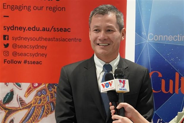 El cónsul general de Vietnam en los estados de Nueva Gales del Sur, Queensland y Australia del Sur, Nguyen Dang Thang, habla con corresponsales de la Agencia Vietnamita de Noticias. (Foto: VNA) El cónsul general de Vietnam en los estados de Nueva Gales del Sur, Queensland y Australia del Sur, Nguyen Dang Thang, habla con corresponsales de la Agencia Vietnamita de Noticias. (Foto: VNA)