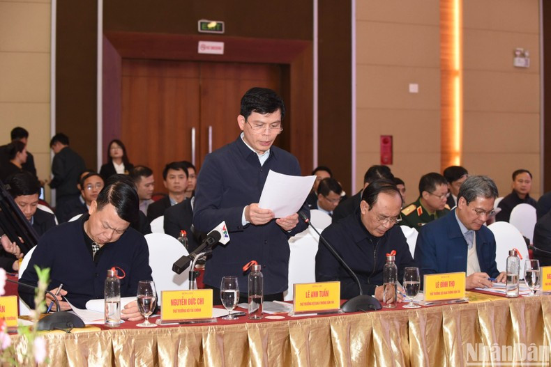 El viceministro de Transporte, Le Anh Tuan, interviene en la reunión. El viceministro de Transporte, Le Anh Tuan, interviene en la reunión.