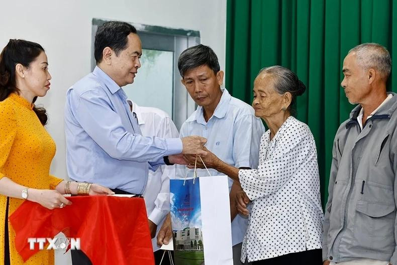 El presidente del Parlamento entrega obsequios a las familias beneficiarias de las políticas preferenciales y personas con pocos recursos económicos del distrito de Chau Thanh A. (Foto: VNA) El presidente del Parlamento entrega obsequios a las familias beneficiarias de las políticas preferenciales y personas con pocos recursos económicos del distrito de Chau Thanh A. (Foto: VNA)