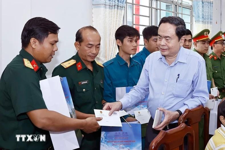 Tran Thanh Man entrega regalos a compatriotas de minorías étnicas del distrito de Chau Thanh A y soldados de las fuerzas armadas de la localidad. (Foto: VNA) Tran Thanh Man entrega regalos a compatriotas de minorías étnicas del distrito de Chau Thanh A y soldados de las fuerzas armadas de la localidad. (Foto: VNA)
