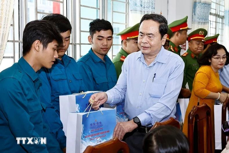 Tran Thanh Man entrega regalos a compatriotas de minorías étnicas del distrito de Chau Thanh A y soldados de las fuerzas armadas de la localidad. (Foto: VNA) Tran Thanh Man entrega regalos a compatriotas de minorías étnicas del distrito de Chau Thanh A y soldados de las fuerzas armadas de la localidad. (Foto: VNA)