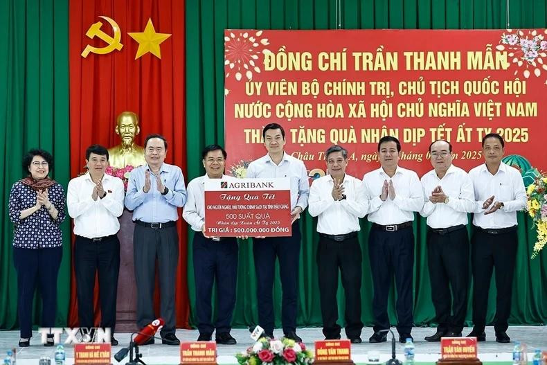 El máximo legislador asiste a la donación de unos 20 mil dólares por parte del Banco de Vietnam para la Agricultura y el Desarrollo Rural (Agribank) a la provincia de Hau Giang con motivo del Tet (Año Nuevo Lunar). (Foto: VNA) El máximo legislador asiste a la donación de unos 20 mil dólares por parte del Banco de Vietnam para la Agricultura y el Desarrollo Rural (Agribank) a la provincia de Hau Giang con motivo del Tet (Año Nuevo Lunar). (Foto: VNA)