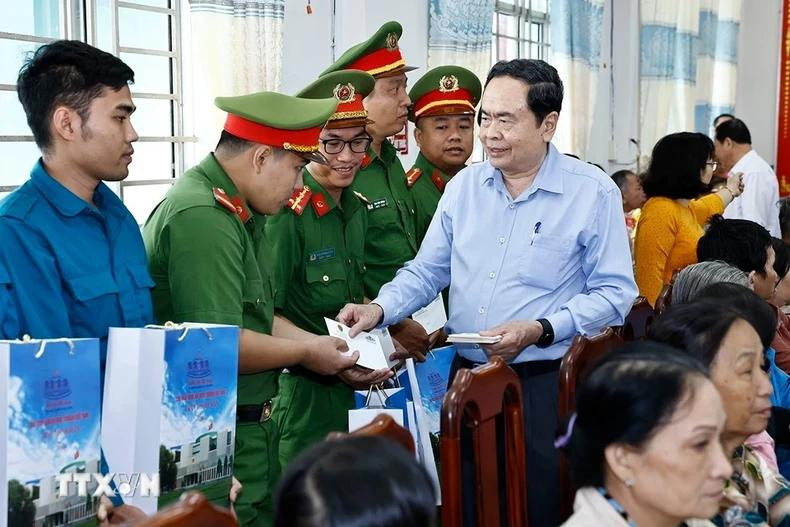 Tran Thanh Man entrega regalos a compatriotas de minorías étnicas del distrito de Chau Thanh A y soldados de las fuerzas armadas de la localidad. (Foto: VNA) Tran Thanh Man entrega regalos a compatriotas de minorías étnicas del distrito de Chau Thanh A y soldados de las fuerzas armadas de la localidad. (Foto: VNA)