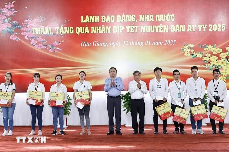 El presidente de ANV, Tran Thanh Man, y los empleados de Giap Quan Thang, sociedad unipersonal de responsabilidad limitada. (Foto: VNA) El presidente de ANV, Tran Thanh Man, y los empleados de Giap Quan Thang, sociedad unipersonal de responsabilidad limitada. (Foto: VNA)