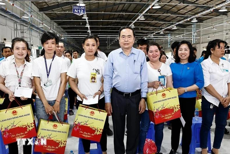 El presidente de ANV, Tran Thanh Man, y los empleados de Giap Quan Thang, sociedad unipersonal de responsabilidad limitada. (Foto: VNA) El presidente de ANV, Tran Thanh Man, y los empleados de Giap Quan Thang, sociedad unipersonal de responsabilidad limitada. (Foto: VNA)