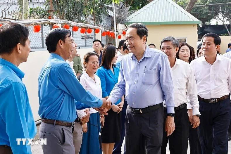 El presidente de ANV, Tran Thanh Man, y los empleados de Giap Quan Thang, sociedad unipersonal de responsabilidad limitada. (Foto: VNA) El presidente de ANV, Tran Thanh Man, y los empleados de Giap Quan Thang, sociedad unipersonal de responsabilidad limitada. (Foto: VNA)