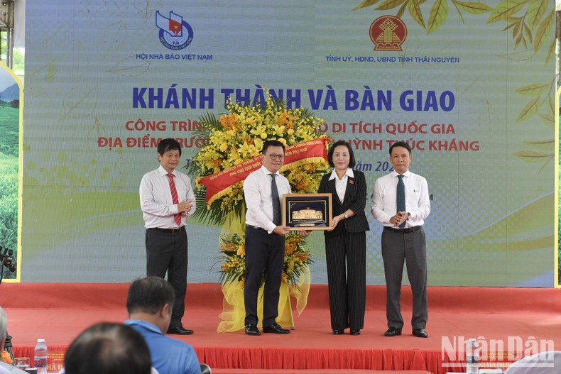 La vicepresidenta de la Asamblea Nacional, Nguyen Thi Thanh, entrega flores para felicitar a la Asociación de Periodistas de Vietnam. La vicepresidenta de la Asamblea Nacional, Nguyen Thi Thanh, entrega flores para felicitar a la Asociación de Periodistas de Vietnam.