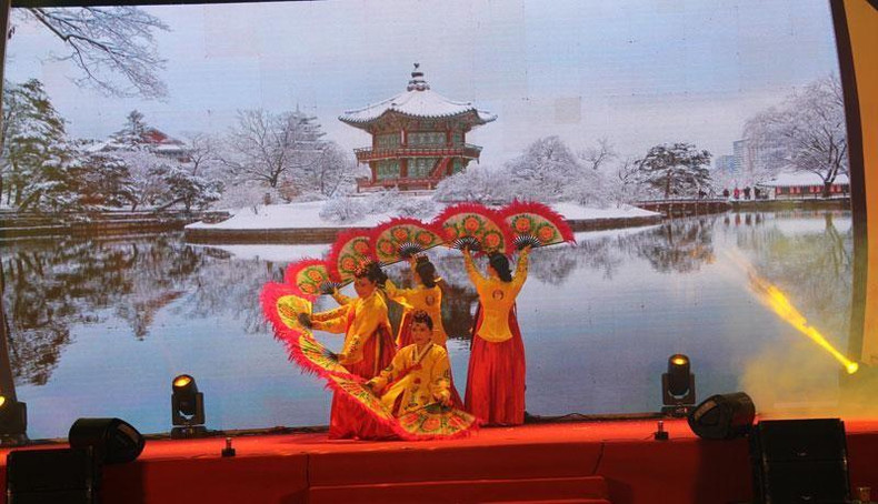 Representación de arte tradicional surcoreano en el Festival Vietnam-Corea en Da Nang en septiembre de 2022.