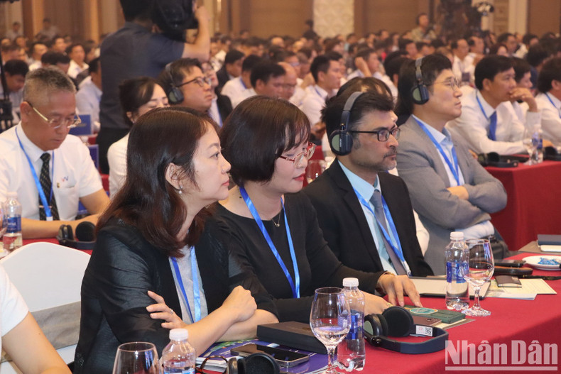Representantes de las empresas en la reunión. Representantes de las empresas en la reunión.