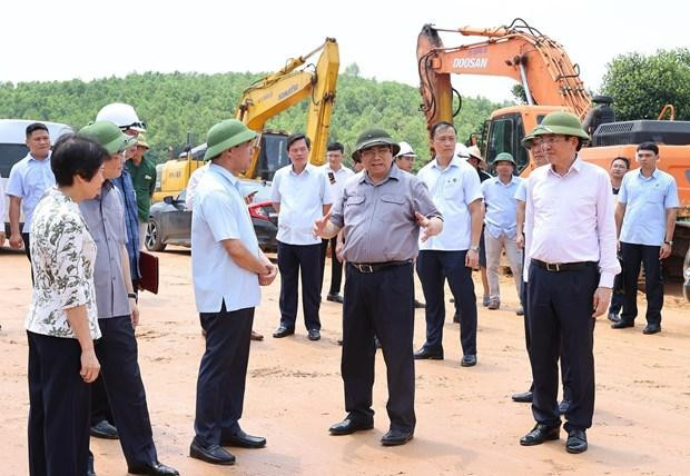 El 3 de septiembre de 2022, en Phu Tho, el primer ministro Pham Minh Chinh, al frente de una delegación, inspeccionó el proyecto de construcción de la carretera Tuyen Quang-Phu Tho, que conecta con la carretera Hanói-Lao Cai (Primera fase). (Fotografía: VNA)