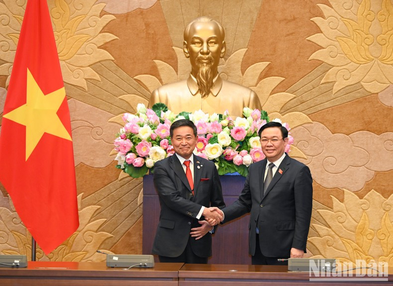 El presidente de la AN, Vuong Dinh Hue, saluda a los dirigentes de Keidanren.