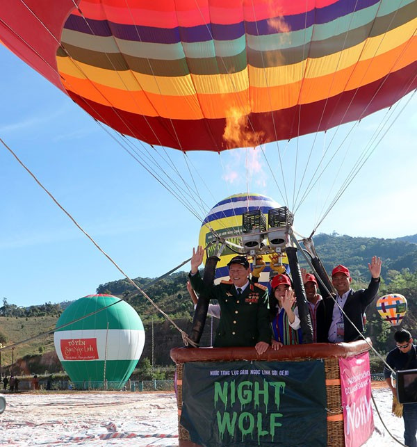 El héroe Pham Tuan y los estudiantes en la actividad.