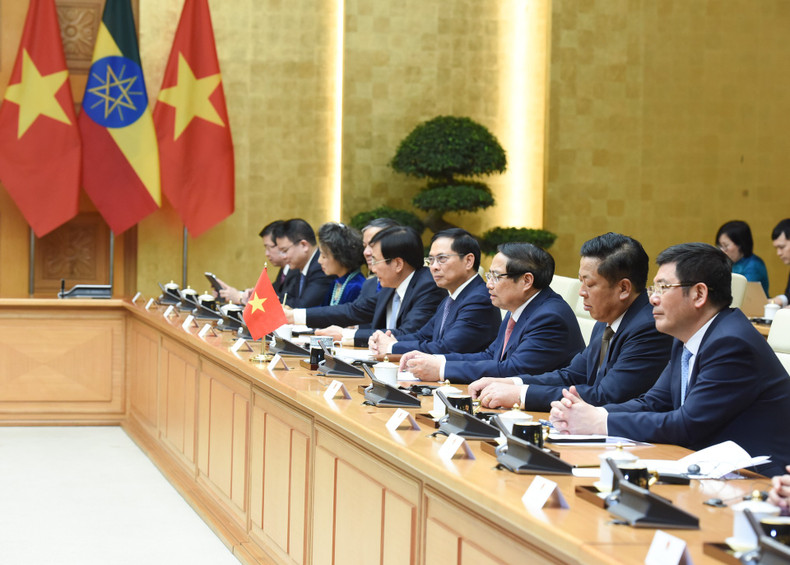 El primer ministro Pham Minh Chinh y miembros del Gobierno vietnamita en la reunión. El primer ministro Pham Minh Chinh y miembros del Gobierno vietnamita en la reunión.