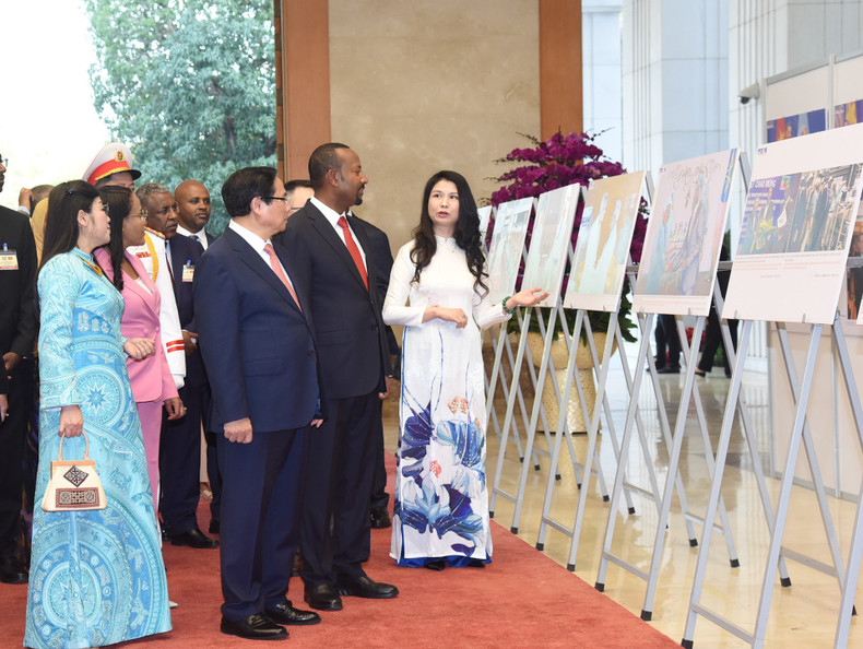 El primer ministro Pham Minh Chinh y su esposa, y el primer ministro etíope Abiy Ahmed Ali y su cónyuge visitan exposición de imágenes de la cooperación entre los dos países. El primer ministro Pham Minh Chinh y su esposa, y el primer ministro etíope Abiy Ahmed Ali y su cónyuge visitan exposición de imágenes de la cooperación entre los dos países.