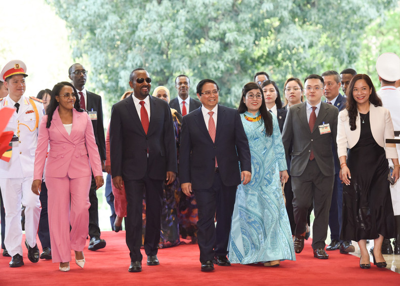 El primer ministro Pham Minh Chinh y su esposa, junto con el primer ministro etíope Abiy Ahmed Ali y su cónyuge. El primer ministro Pham Minh Chinh y su esposa, junto con el primer ministro etíope Abiy Ahmed Ali y su cónyuge.