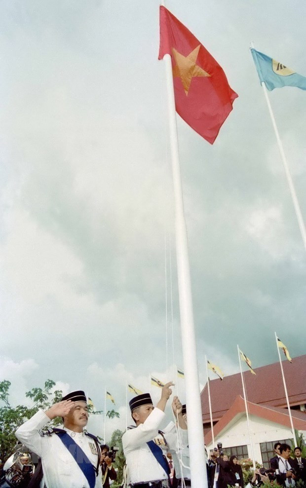 Ceremonia de izamiento de bandera en la ceremonia de admisión de Vietnam como séptimo miembro oficial de la Asociación de Naciones del Sudeste Asiático (Asean), en la tarde del 28 de julio de 1995, en Brunei. (Foto: VNA) Ceremonia de izamiento de bandera en la ceremonia de admisión de Vietnam como séptimo miembro oficial de la Asociación de Naciones del Sudeste Asiático (Asean), en la tarde del 28 de julio de 1995, en Brunei. (Foto: VNA)