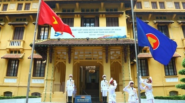 Acto de izamiento de la bandera de la Asean con motivo del 55 aniversario de la fundación del bloque, el 8 de agosto de 2022. (Foto: VNA) Acto de izamiento de la bandera de la Asean con motivo del 55 aniversario de la fundación del bloque, el 8 de agosto de 2022. (Foto: VNA)