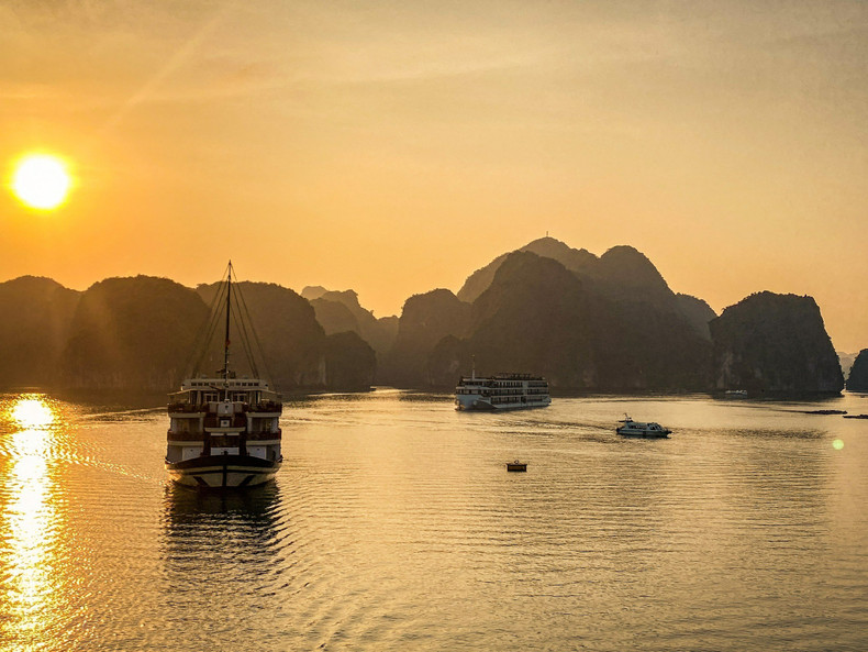 Los barcos de color blanco aportan otro toque a ese magnífico cuadro natural. Los barcos de color blanco aportan otro toque a ese magnífico cuadro natural.