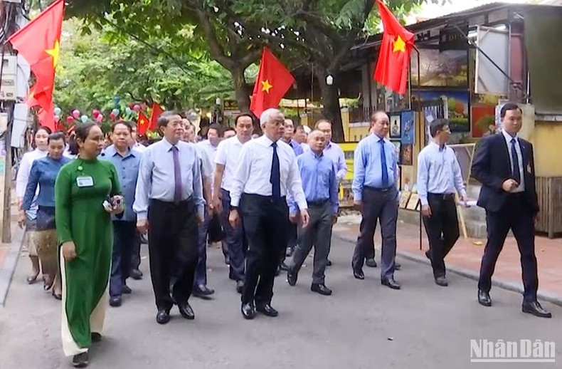 El vicepresidente de la Asamblea Nacional de Vietnam, Nguyen Duc Hai, y su homólogo laosiano, Sommad Pholsena, en su visita al casco antiguo de Hoi An. El vicepresidente de la Asamblea Nacional de Vietnam, Nguyen Duc Hai, y su homólogo laosiano, Sommad Pholsena, en su visita al casco antiguo de Hoi An.