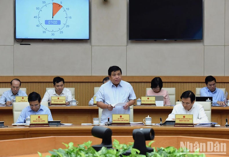 El ministro de Planificación e Inversiones, Nguyen Chi Dung, presenta su opinión.
