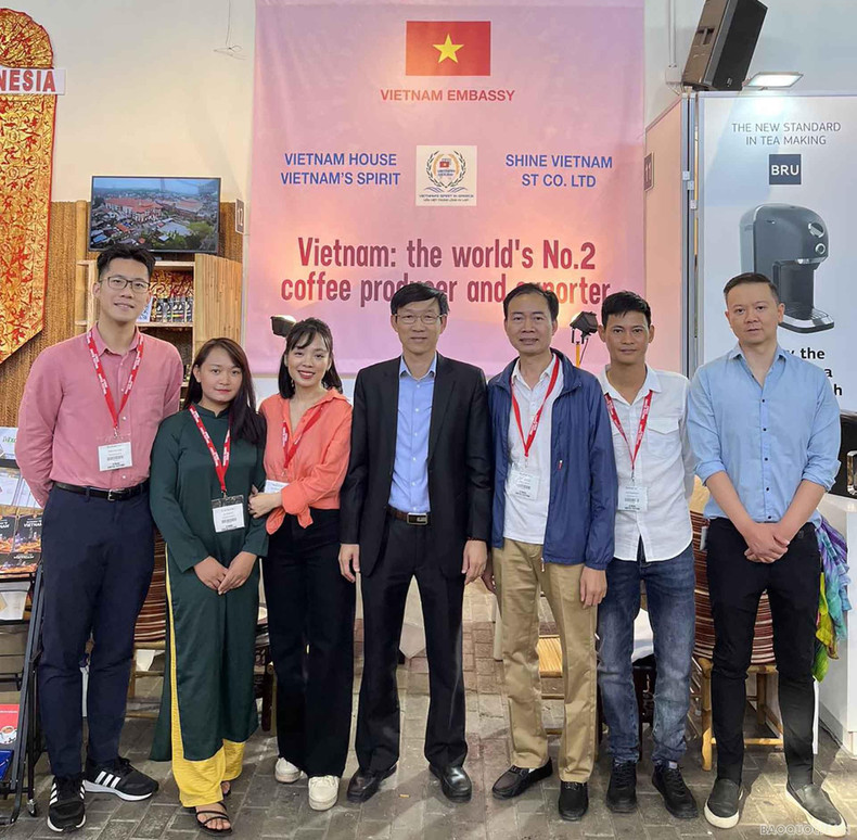 Representantes de la Embajada de Vietnam en Grecia en el evento. (Fotografía: baoquocte.vn) Representantes de la Embajada de Vietnam en Grecia en el evento. (Fotografía: baoquocte.vn)