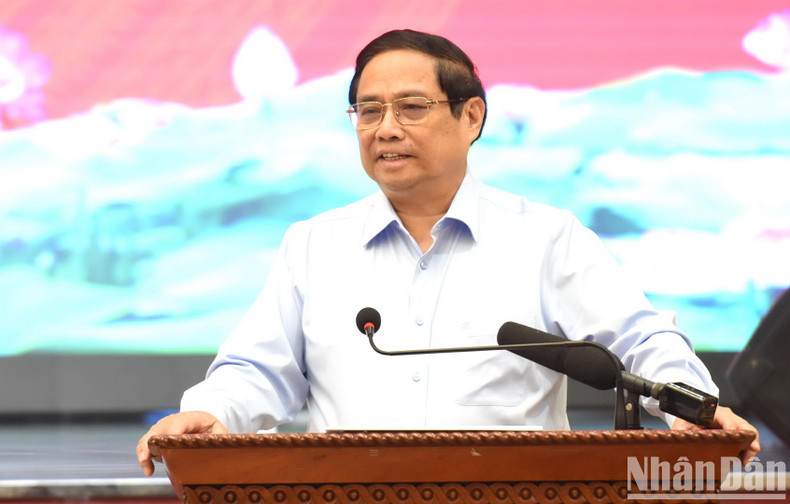 El primer ministro Pham Minh Chinh habla en la reunión.