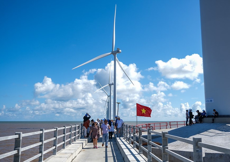El área turística de energía eólica Hoa Binh 1, en la comuna de Vinh Hau A, distrito de Hoa Binh (Bac Lieu), despliega servicios turísticos de visitar el parque de energía eólica para los turistas. Foto baobaclieu.vn El área turística de energía eólica Hoa Binh 1, en la comuna de Vinh Hau A, distrito de Hoa Binh (Bac Lieu), despliega servicios turísticos de visitar el parque de energía eólica para los turistas. Foto baobaclieu.vn