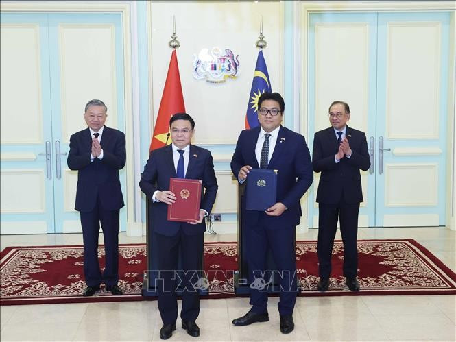 El secretario general del PCV, To Lam, y el primer ministro de Malasia, Anwar Ibrahim, presenciaron la firma de documentos de cooperación entre los dos países. (Foto: VNA)