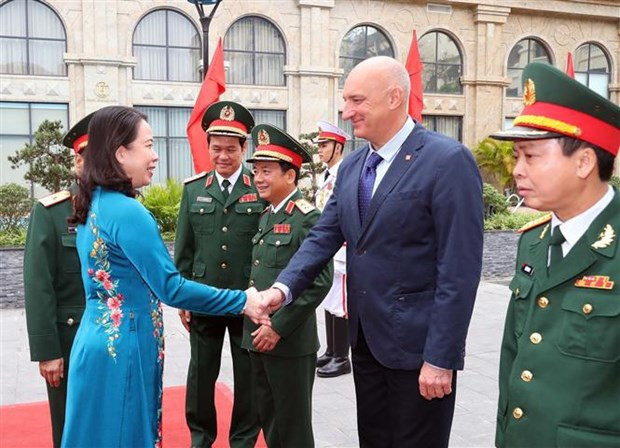 La vicepresidenta Vo Thi Anh Xuan y directores del Centro Tropical Vietnam - Rusia. (Foto: VNA)
