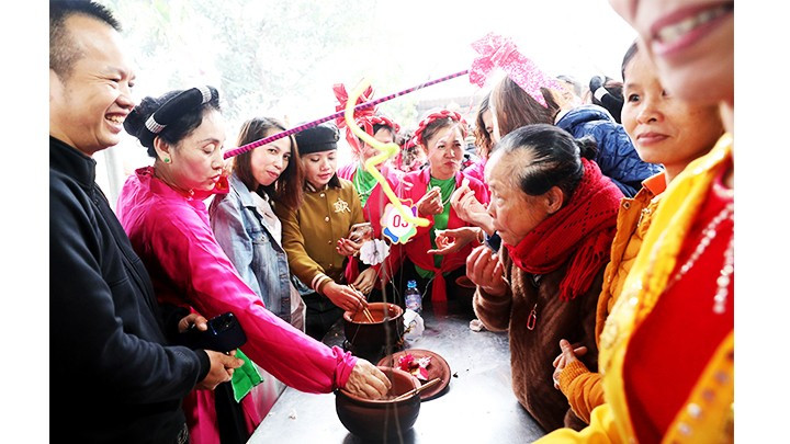 Los participantes disfrutan del arroz fragante.