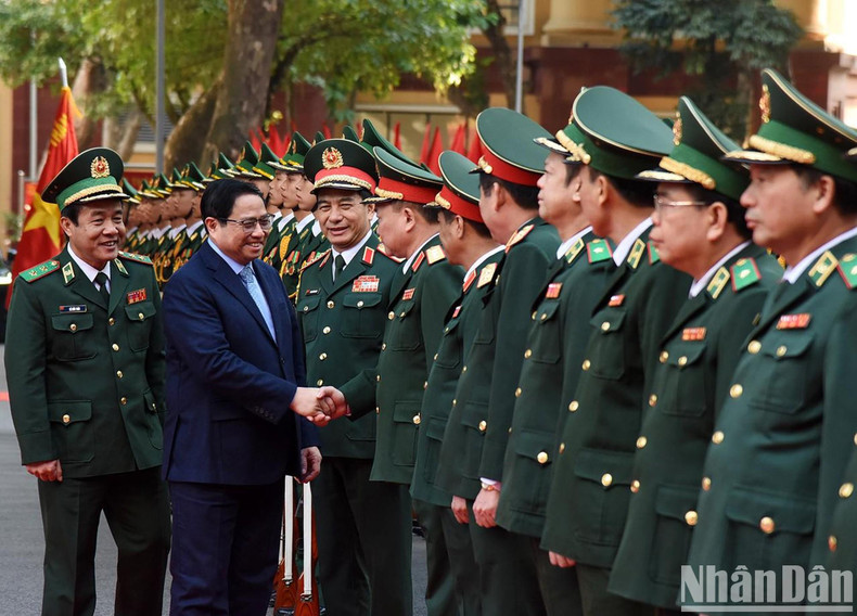 El primer ministro Pham Minh Chinh y los oficiales y soldados del Alto Mando de la Guardia Fronteriza. El primer ministro Pham Minh Chinh y los oficiales y soldados del Alto Mando de la Guardia Fronteriza.