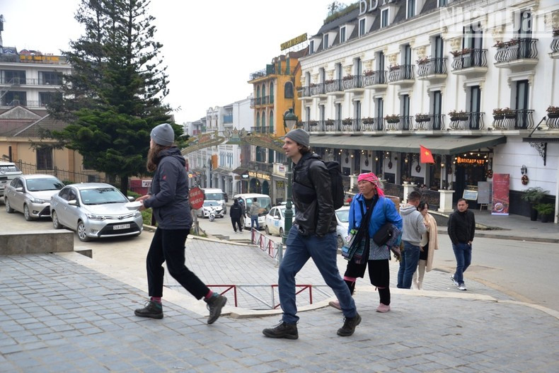 Turistas extranjeros llegan a Sapa para celebrar la Navidad. Turistas extranjeros llegan a Sapa para celebrar la Navidad.