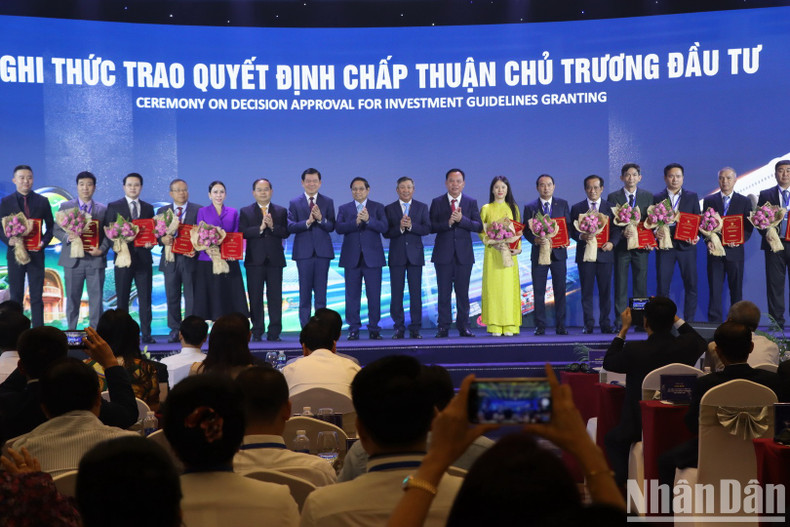El primer ministro Pham Minh Chinh presencia la entrega de decisión de aprobación de inversión a las empresas. El primer ministro Pham Minh Chinh presencia la entrega de decisión de aprobación de inversión a las empresas.