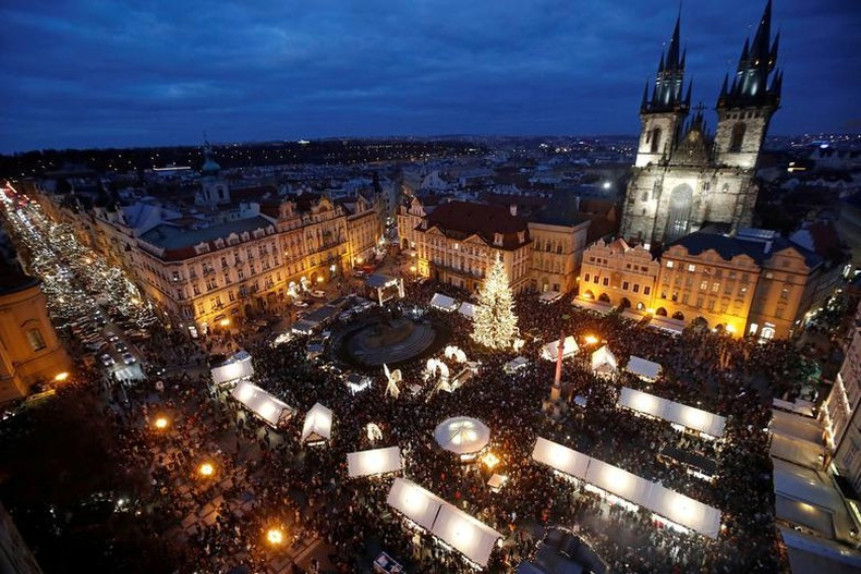 Tradicional mercado navideño en Old Town Square, República Checa, atrae a un gran número de visitantes. (Fotografía: Reuters)