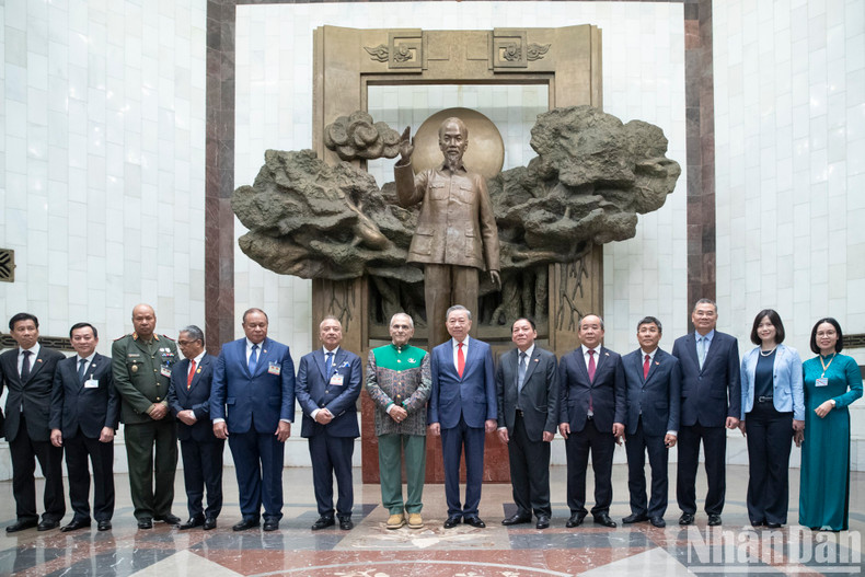 Los presidentes de Vietnam y Timor Oriental, junto con los delegados toman fotografías de recuerdo frente a la estatua del tío Ho en el Museo Ho Chi Minh.