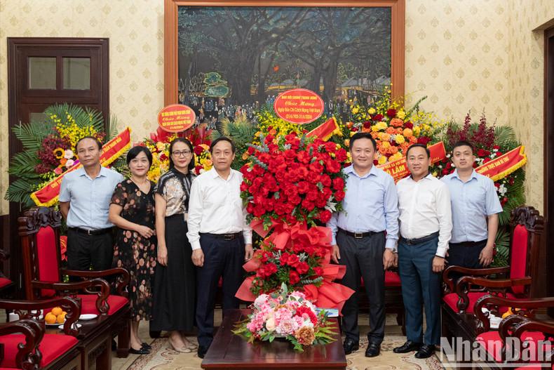 El redactor subjefe de Nhan Dan, Phan Van Hung, recibe a la delegación de la Comisión de Asuntos Internos del Comité Central del PCV, encabezada por su jefe adjunto, Nguyen Thanh Hai. El redactor subjefe de Nhan Dan, Phan Van Hung, recibe a la delegación de la Comisión de Asuntos Internos del Comité Central del PCV, encabezada por su jefe adjunto, Nguyen Thanh Hai.